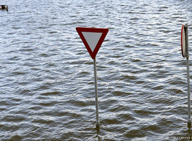 Dijkdoorgangen bij Delfzijl gesloten wegens hoogwater op zee