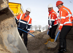 Op de foto: Roel Lauwerier, wethouder gemeente Tilburg, Ruud van Heugten, gedeputeerde provincie Noord-Brabant en Jannita Robberse, Hoofdingenieur-Directeur Rijkswaterstaat Zuid-Nederland.