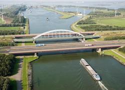 Kreekrakbruggen over het Schelde-Rijnkanaal (A58), beeld: Rijkswaterstaat