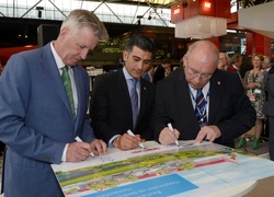 Ondertekening overeenkomst met Bauhaus: vlnr:  - de heer Van Joolingen, Businesspark Haaglanden  - de heer Özer, Bauhaus - wethouder Henk Kool, gemeente Den Haag