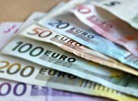 Normal_bank-note-euro-bills-paper-money-63635